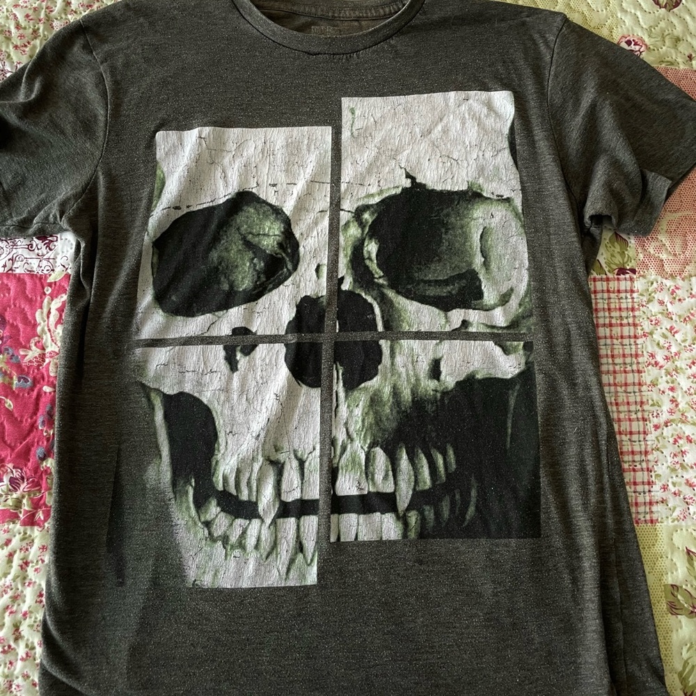 GAP women's Dark Gray Skull Graphic Tee with White and Green Print